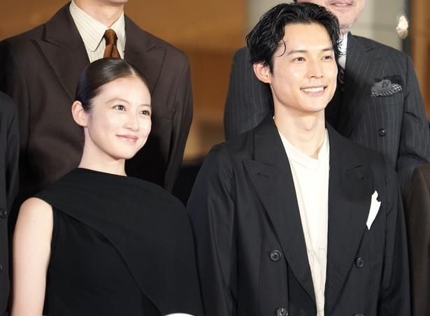 松村北斗＆今田美桜が「大好きです」と笑顔！『白鳥とコウモリ』オープニングセレモニー＆完成披露試写会で岸善幸監督に2人揃ってラブコール