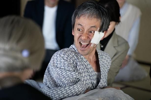 田治見要蔵と要蔵の長男である久弥の二役を演じる滝藤賢一