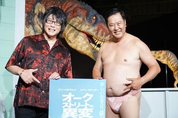 【写真を見る】『オークストリートの異変』のイベントに、声優の森川智之とハリウッド映画吹替初挑戦のお笑い芸人、とにかく明るい安村が登場!