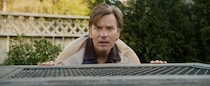 アン・ハサウェイが恐竜の餌食に!?『オークストリートの異変』本編映像＆新場面写真
