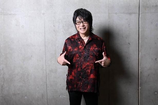 【写真を見る】声優として共演したとにかく明るい安村の「安心してください、穿いてますよ」ポーズを披露してくれた森川智之