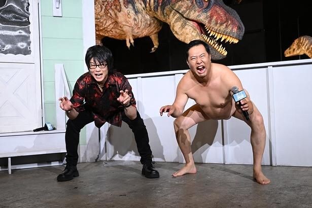 『オークストリートの異変』の登壇イベントでとにかく明るい安村と恐竜ポーズ！