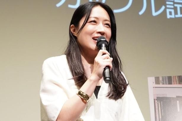 【写真を見る】『ドラマなふたり』カップル試写会のトークショーにイラストエッセイストの犬山紙子が登壇