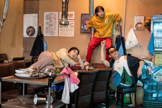 【写真を見る】共通点はドナーが同じということだけ!?ヒーローチームを結成したバラバラな5人の前に、“神”を目指すヴィランが出現