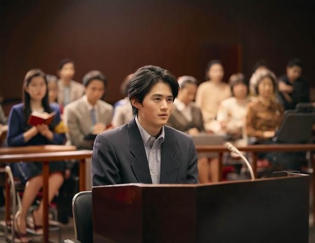 法廷で証言する恵の元同僚、吉井隆(鈴鹿央士)
