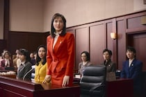 綾瀬はるか主演『ファーストボイス』時代の“常識”に抗う女性たちの姿を収めた場面写真