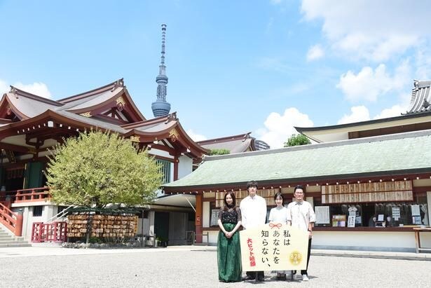 東京スカイツリー&亀戸天神社を背景にした、坂口健太郎らキャスト陣と中野監督のフォトセッション