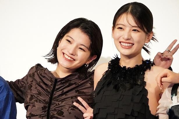 出口夏希＆蒔田彩珠、笑顔でポーズ！