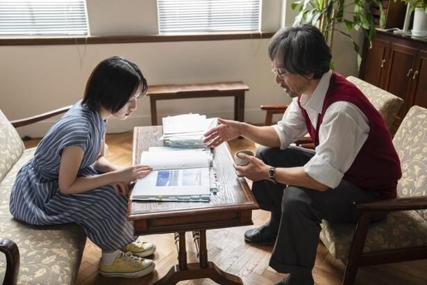 母親が殺された事件の真相を知るため、朝子は当時の弁護士(滝藤賢一)に話を聞きに行く