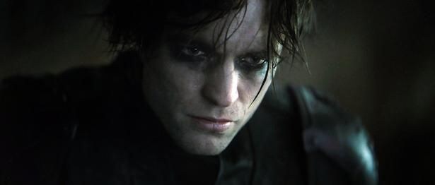 マスクを脱いだあとも残る目の周りのメイクがより暗さを演出する(『THE BATMAN-ザ・バットマン-』)