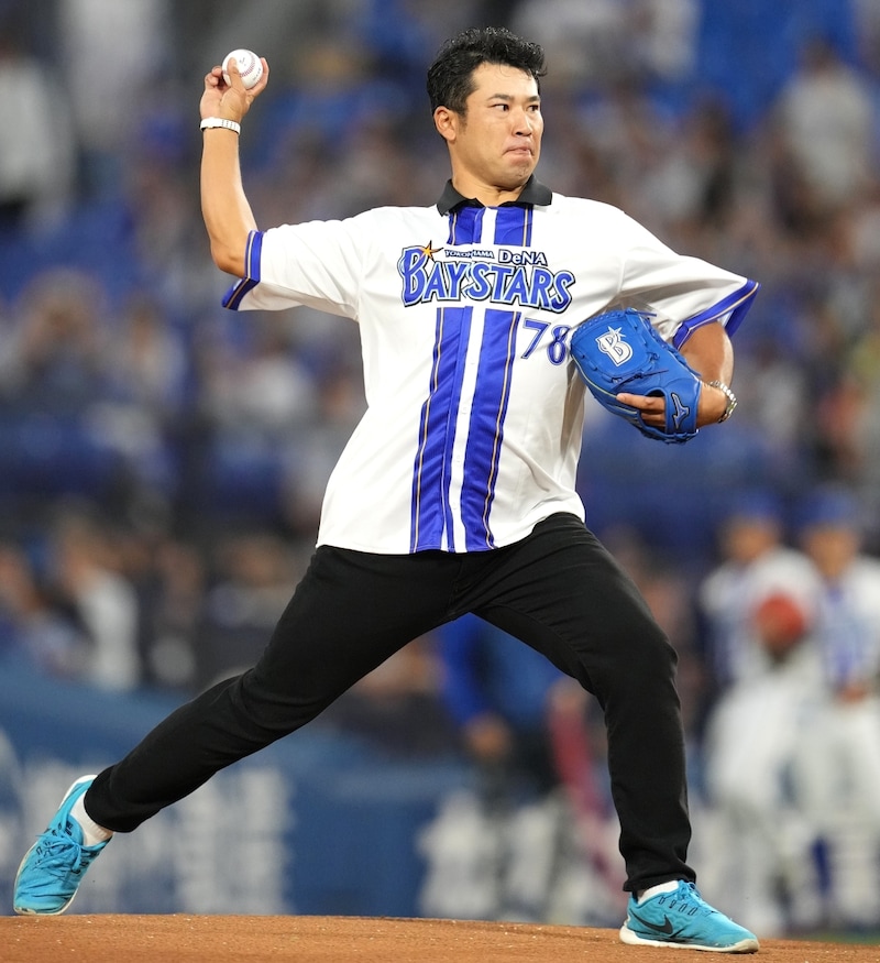 「まじ完璧すぎたわ！」ハマスタ始球式に登場した超大物の“剛速球ノーバン”にスタンド騒然！「やはり一流は一流を知る」「めちゃくちゃ風格あるな」