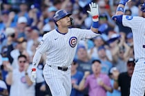 鈴木誠也、ワイルドカード・シリーズ第１戦でプレーオフ第１号！　同点に追いつく一発で史上初の快挙を達成