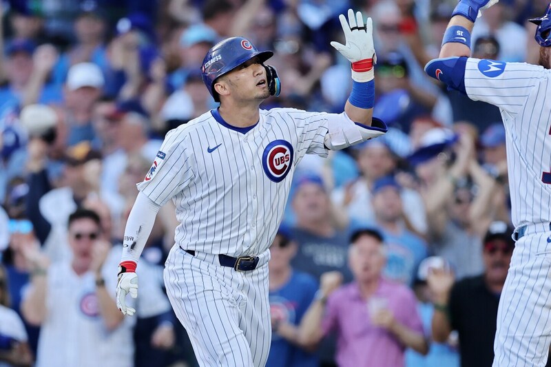 鈴木誠也、ワイルドカード・シリーズ第１戦でプレーオフ第１号！　同点に追いつく一発で史上初の快挙を達成