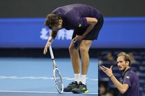 ケイレンで動けないメドベージェフに主審が“努力義務違反”で警告！ ATPが誤審を認めて罰金取り消しに＜SMASH＞