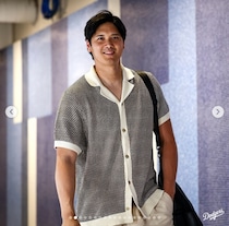 「奥さんが選んだのかな？」PS初戦へ久々のオシャレ私服姿… 大谷翔平の大人カジュアルな爽やかコーデにファン熱視線「いつもと違う感じ」