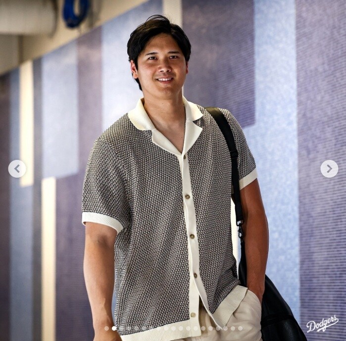 「奥さんが選んだのかな？」PS初戦へ久々のオシャレ私服姿… 大谷翔平の大人カジュアルな爽やかコーデにファン熱視線「いつもと違う感じ」