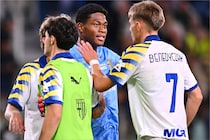 「ゴールマウスでの安定感と完璧な飛び出し」 好守でパルマの今季初勝利に貢献した鈴木彩艶に現地メディアは軒並み高評価！「失点は責められない」