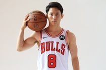 河村勇輝が“神様”ジョーダン像の前でファンに日本語でメッセージ「シーズンを楽しみにしていてください」＜DUNKSHOOT＞