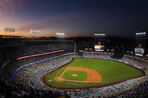 「鶴瓶師匠がドジャースタジアムに降臨！」大谷翔平の豪快２発＆WCS初戦勝利を生観戦した“大物芸能人”にネット騒然「強運の持ち主」