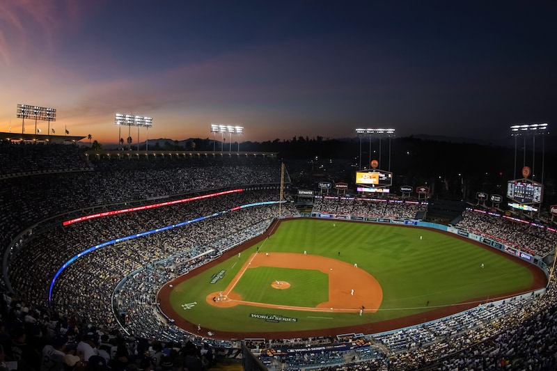 「鶴瓶師匠がドジャースタジアムに降臨！」大谷翔平の豪快２発＆WCS初戦勝利を生観戦した“大物芸能人”にネット騒然「強運の持ち主」