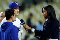 「またもずぶ濡れ」ド軍美人レポーターの綺麗な黒髪びしょびしょ→顔面にシャンパン浴びる手荒い祝福も取材続ける姿に日本人好感「笑顔絶やさない姿は素敵」