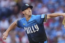 「対右打者用のオプションとして」フィリーズのビューラー、古巣ドジャース相手に登板か？「優勝した翌シーズンは、連覇を阻もうとするチームの一員に」米記者注目