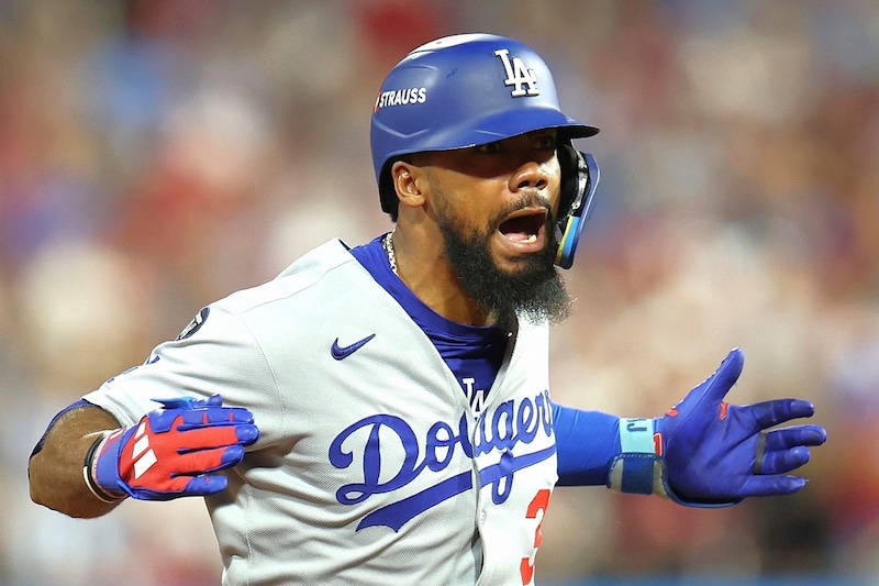 「手の平どんだけ返させるんや」“戦犯”の汚名返上する値千金の逆転3ラン! T・ヘルナンデスにファン歓喜「守備のマズさは挽回のフラグ」「これがあるから期待しちゃう」