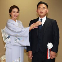 「美人すぎるやろ！」超スリムになった貴景勝の断髪式で異彩を放つ“元モデル夫人”が話題！「貫禄が半端なかったな」「北天佑の娘さんだったとは！」