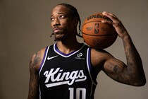 「何かをやろうと努力したけどできなかった」キングスのデローザンが明かす昨季の苦悩と新チームへの期待＜DUNKSHOOT＞