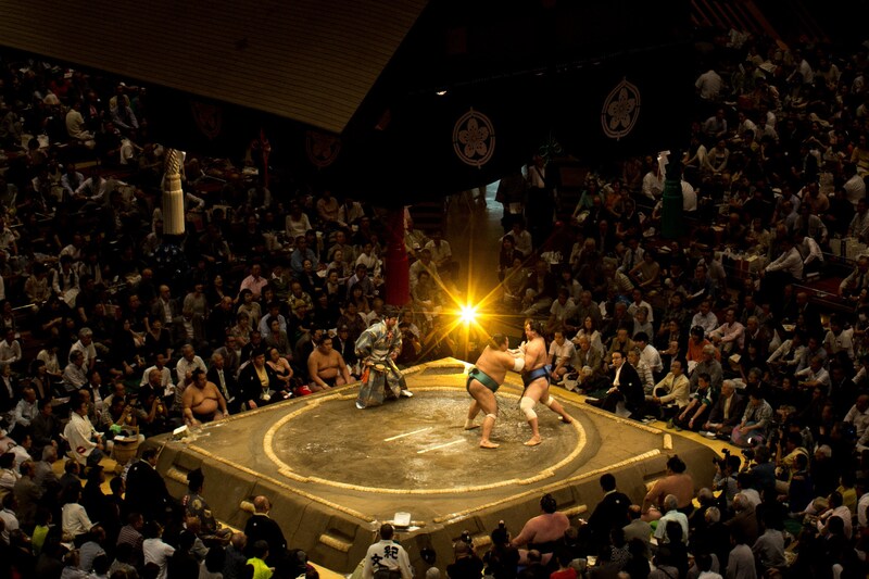 お揃いワンピの美女２人組、大相撲観戦姿にネット反応「姉妹みたい」「笑顔似てる」　客席で人気芸人とバッタリ遭遇も「国技館で会うと不思議な気分」