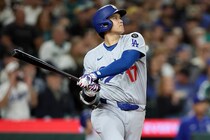 ドジャース大谷翔平が７回タイムリー。地区シリーズ・フィリーズ戦での初ヒットでガッツポーズ
