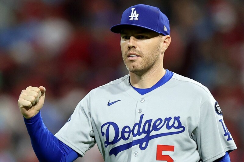 「壊滅的な送球になる可能性のある球を…」フリーマンの“ワンバン処理”に米メディアが「英雄的プレー」と激賞!「36歳の彼はクールで落ち着き払って…」