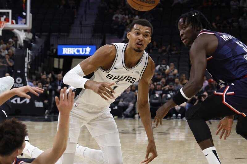 「チームメイトに“寝ていても決められる”シュートを打たせる」――戦列復帰したウェンバンヤマが学んだ最善の選択肢<DUNKSHOOT>