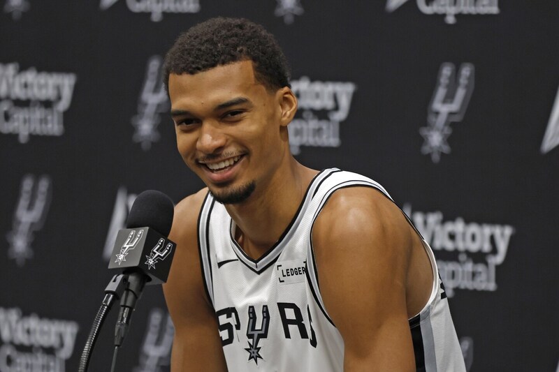 ウェンバンヤマ主導で誕生!NBA初のウルトラス集団『スパーズ・ジャッカルズ』が始動<DUNKSHOOT>