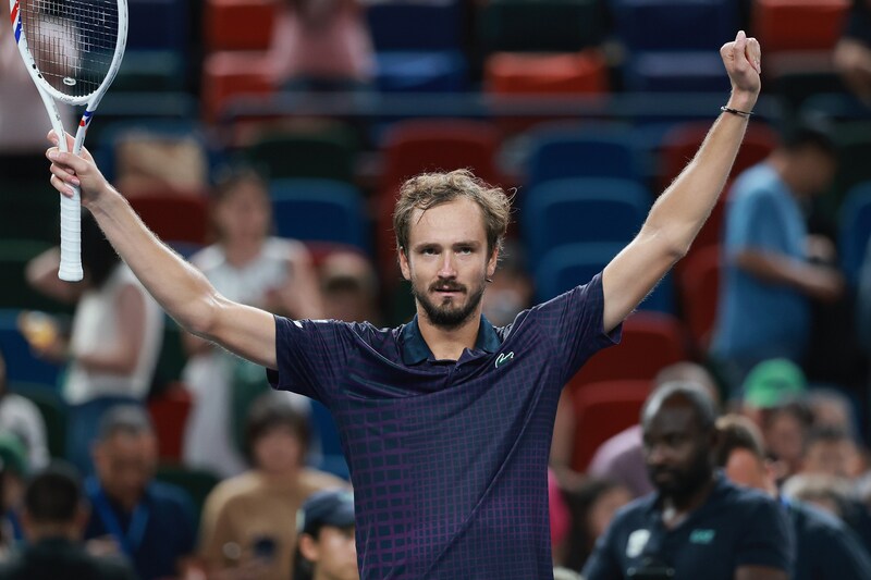 元No.1メドベージェフが苦手のティエンから初勝利! またも足をつり「正直負けると思った」窮地から執念の復活<SMASH>