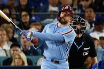 「きたぁ！！！」「お目覚め」シュワーバーが山本由伸から特大同点アーチ！ まさかの一発に列島衝撃「どれだけ飛ばすんだよ」