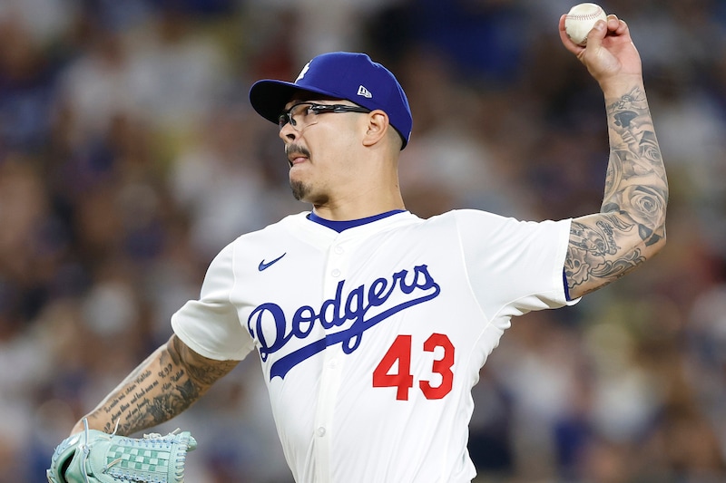 「バンダでかした！」「神リリーフ」ドジャースの32歳左腕、PS初マウンドで無死二、三塁のピンチ凌ぐ！ファン歓喜「素晴らしい火消し」