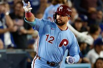 「眠れる獅子を目覚めさせてしまった」地区シリーズ無安打だったシュワーバーの特大同点ホームランにSNS上も反応「何故かよく飛ぶよな」