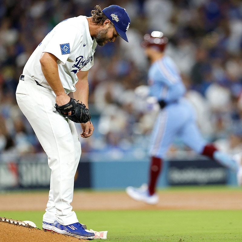 「流石に可哀想」シュワーバーに被弾など5失点のカーショウにファン悲鳴。批判の矛先はドジャース指揮官にも「ロバーツ監督の判断悪すぎじゃない?」