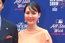 「いたーーー！」真美子さんが１週間ぶりに奥さま会インスタに登場！ ネット歓喜「いると安心」「勝利の女神のような素敵な笑顔」