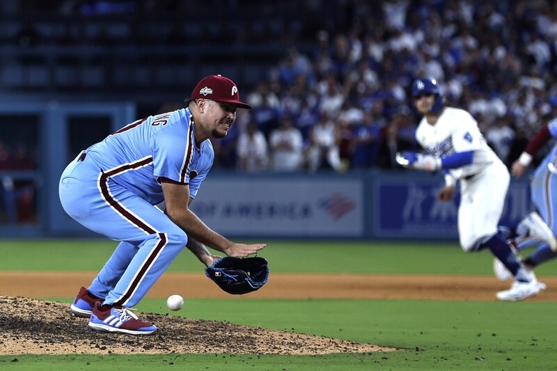 「お前のせいじゃない！」「顔を上げろ」“サヨナラ暴投”で悲嘆に暮れるフィリーズ右腕が苦しい胸中と仲間への感謝を激白！「ＪＴに投げたほうが早いと…酷い送球だった」