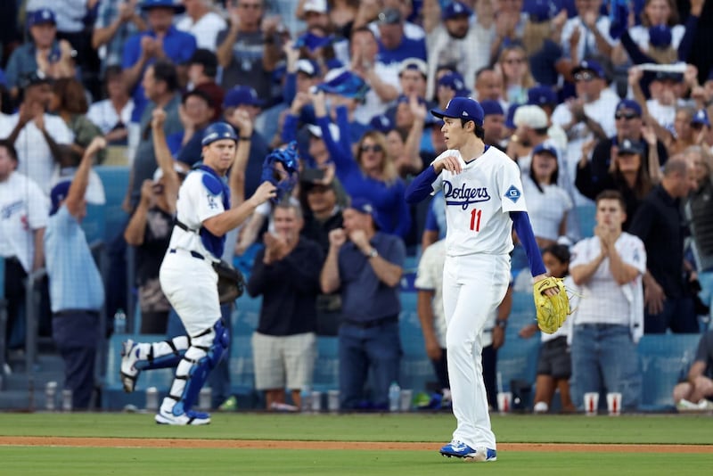 「どなた??」「誰かわからんくなっとるw」主役・佐々木朗希の“泡まみれ”な一枚にド軍ファン歓喜「いい写真だ」