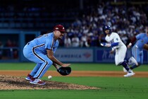 「悲痛な終わり」痛恨の悪送球でフィリーズ終戦…衝撃的な幕切れにLA記者も同情「残酷な結末だ」