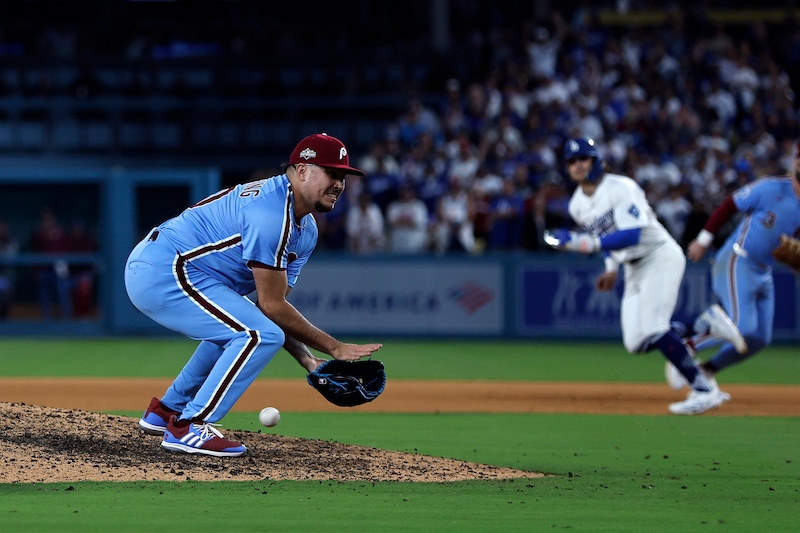 「悲痛な終わり」痛恨の悪送球でフィリーズ終戦…衝撃的な幕切れにLA記者も同情「残酷な結末だ」