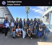 真美子さん「17」入りシャツで声援!? ドジャース奥さま会が地区S突破前に“エール”　ネット歓喜「勝利の女神」「大谷にチカラを与えてくれ！！」