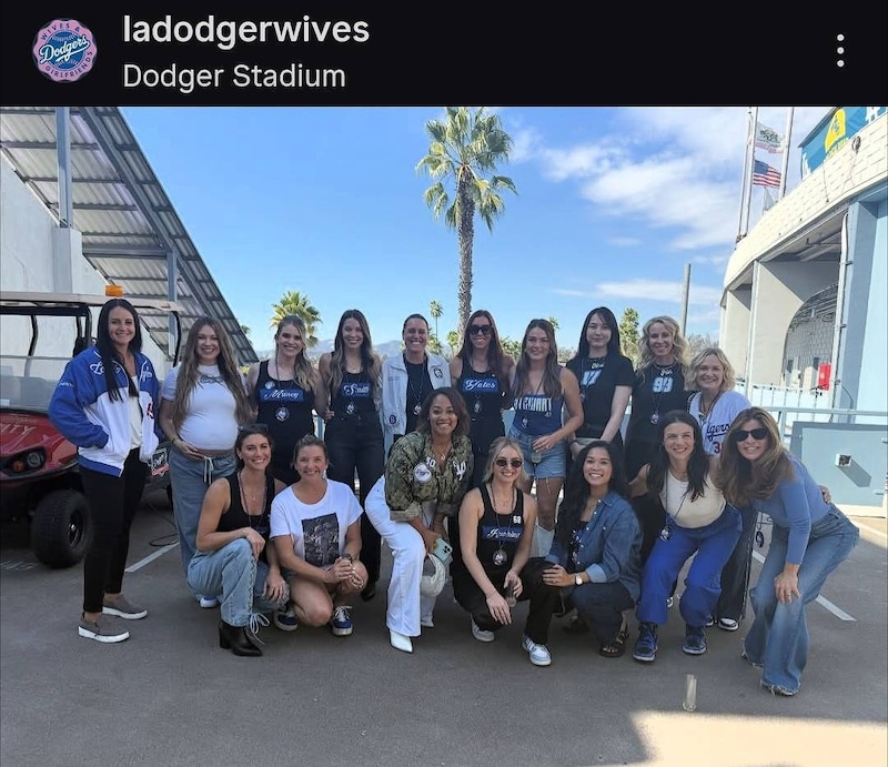 真美子さん「17」入りシャツで声援!? ドジャース奥さま会が地区S突破前に“エール”　ネット歓喜「勝利の女神」「大谷にチカラを与えてくれ！！」