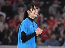SVリーグ初代女王のホーム開幕戦に“人気坂道アイドルのエース”が降臨！ 可愛いポニテで成功した初のバレーボール始球式が話題「サーブ打つ前の横顔が…」