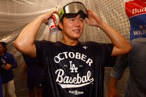 「ブホッ！」山本由伸を襲った衝撃シーン　シャンパンファイトで不意打ち浴びせた“犯人”に日米爆笑「先輩にイジられる後輩」