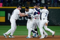 マリナーズが24年ぶりALCS進出！ 延長15回、５時間近い死闘決着に日本人騒然「昔の甲子園みたい」「やばすぎ笑」