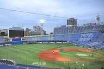 「アイドルがびしょ濡れで全力応援！」雨のハマスタに“平成の歌姫”が降臨、ファイナルS進出へ王手に大喜び「最高や」 ファン歓喜「さすが勝利の女神！」【DeNA】